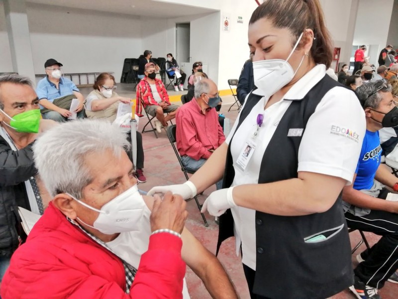 Vacunación contra COVID-19 arranca en municipios más poblados de Edomex