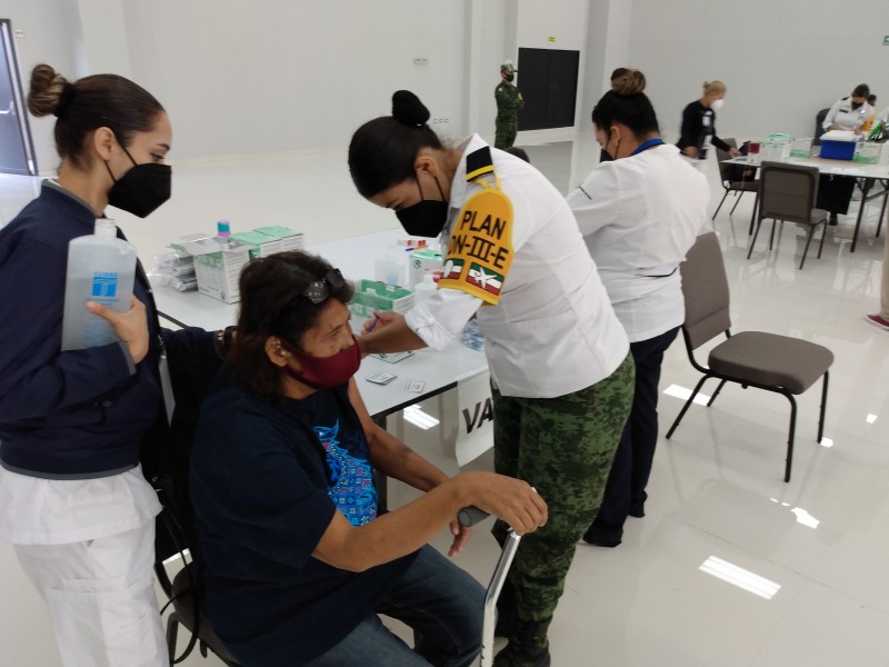 Vacunación de maestros arranca sin contratiempos en Torreón