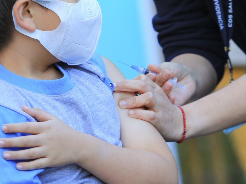 Vacunación de menores podría reanudarse la próxima semana