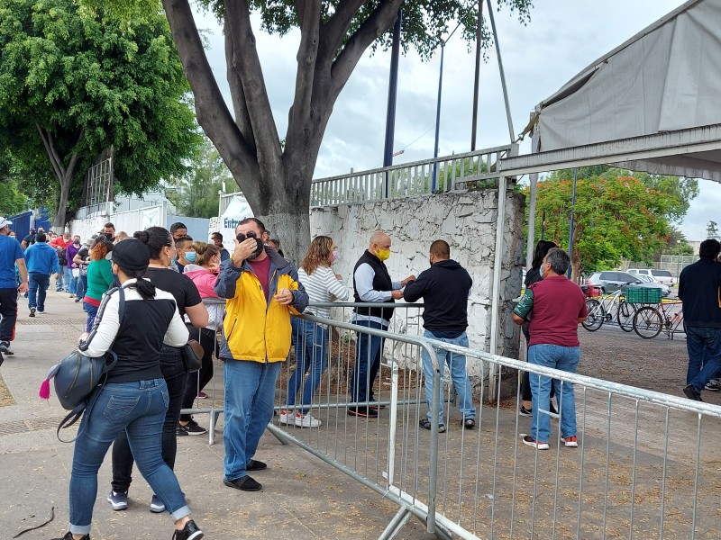 Vacunación en el CUCEI toma menos de una hora