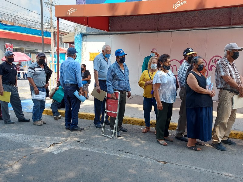 Vacunan 800 adultos cada media hora en el Benito Juárez