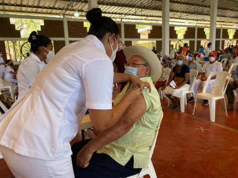 Vacunan a 3 mil 320 adultos mayores de Petatlán