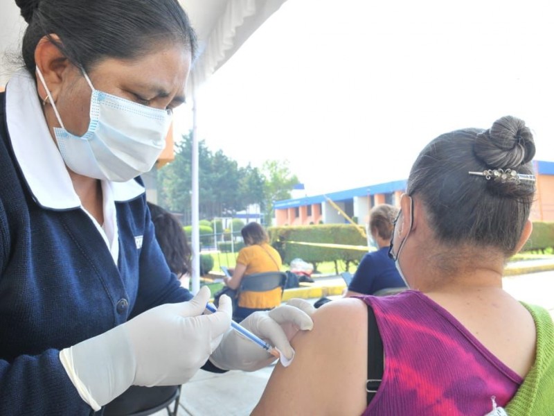 Vacunan a más de 65 mil docentes en Guanajuato