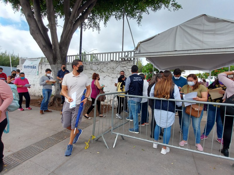 Vacunan a médicos con segunda dosis en el CUCEI