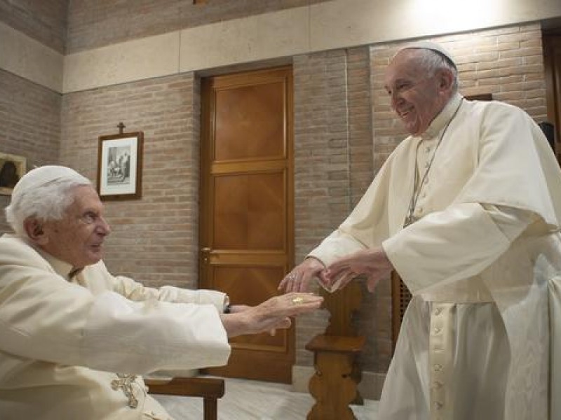 Vacunan contra Covid al papa Francisco y a Benedicto XVI