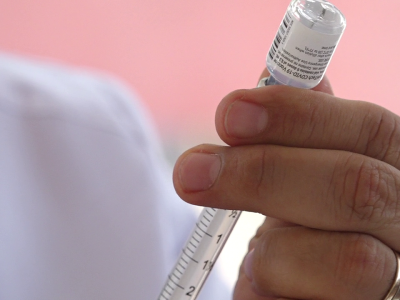 Vacunan al personal de salud contra covid-19