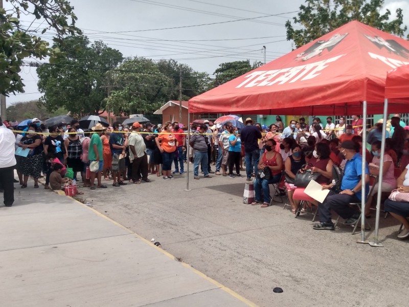 Vacunan contra COVID a adultos de 50-59 años en Tehuantepec