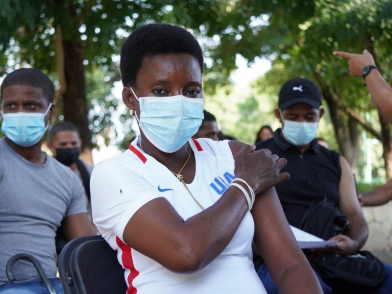 Vacunan contra Covid a migrantes en Chiapas