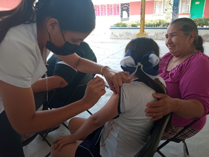 Vacunan contra COVID en Primaria Felipe Bachomo