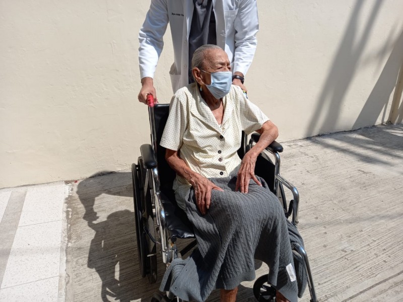 Vacunan contra covid19 a abuelita de 103 años