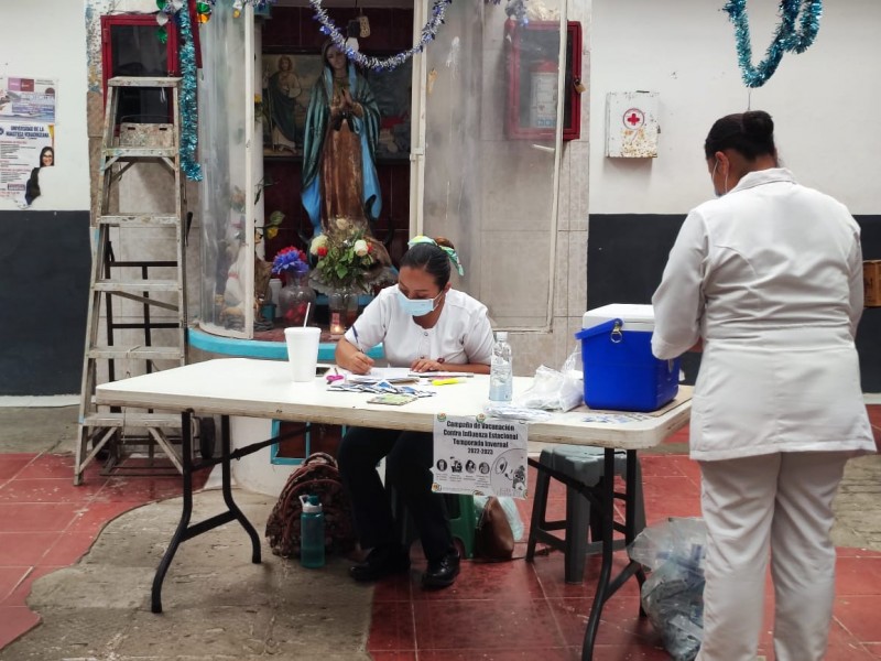 Vacunan contra Influenza estacional a Tuxpeños