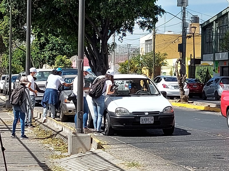 Vacunan en CUCEI desde el coche y sin importan apellidos