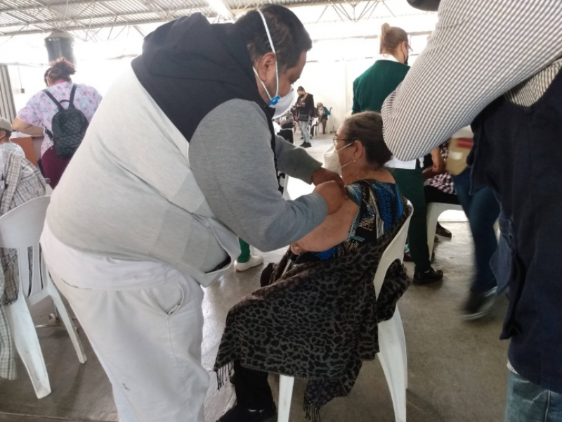 Vacunan en Sinaloa población de 40-49 y de 50-59