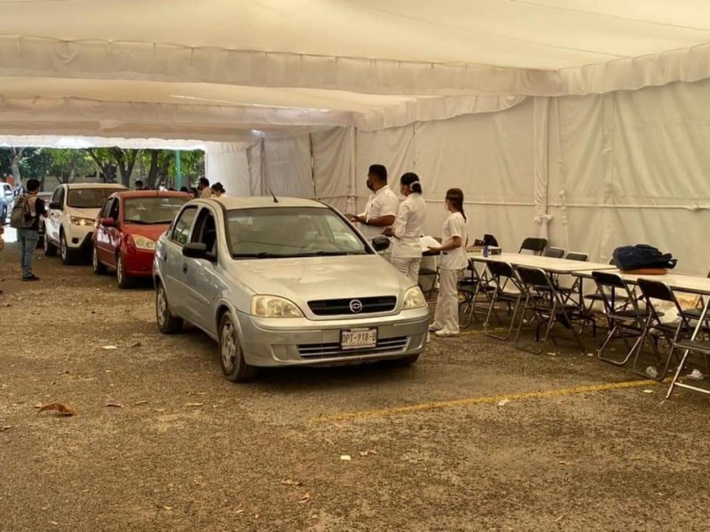 Vacunan en vehículos a adultos mayores contra la COVID-19