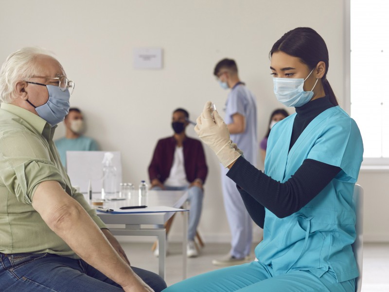 Vacunas contra Covid podrán conseguirse en farmacias de EU