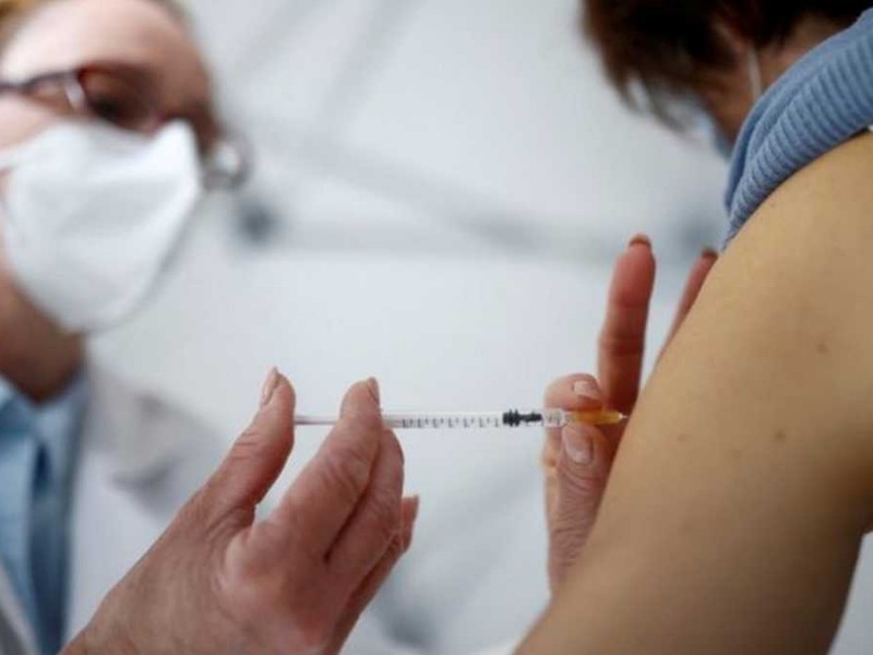 Vacunas Sinovac y Pfizer pierden eficacia casos sintomáticos, determina estudio