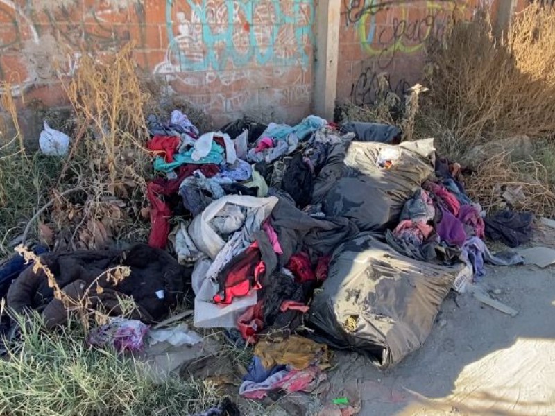 Vagabundos tiran y queman ropa en Nuevo Durango II