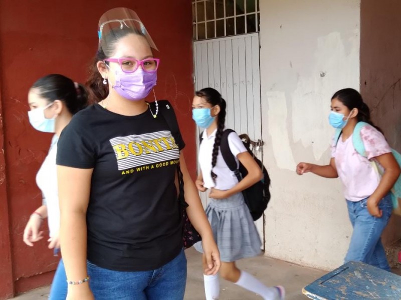 Valeria y Tammy viven la experiencia de la secundaria presencial