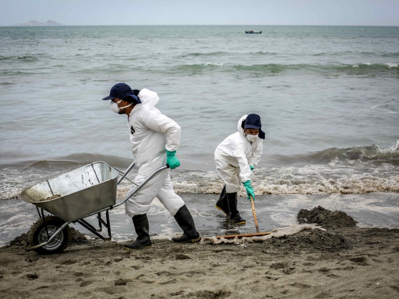 Van 24 playas afectadas por derrame de petróleo en Perú