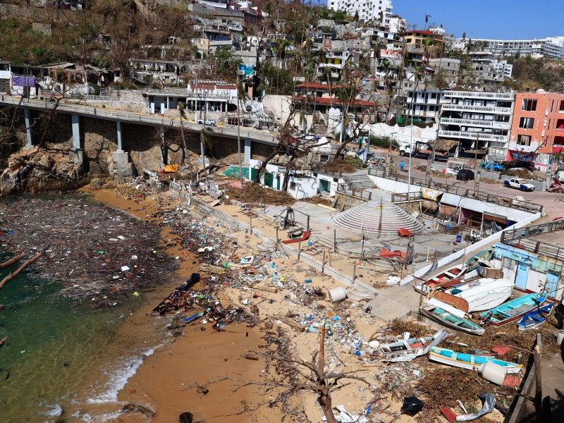 Van 305 extranjeros rescatados en Acapulco tras huracán Otis