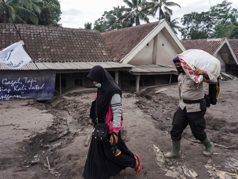 Van 34 muertos por la erupción del volcán Semeru