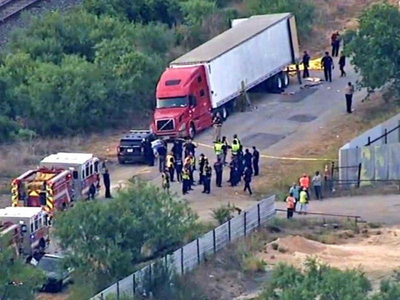 Suman 53 migrantes muertos en tráiler abandonado en Texas