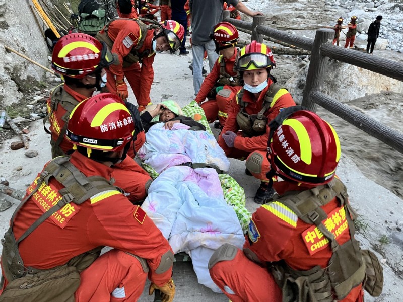 Van 66 muertos por terremoto de magnitud 6.8 en China