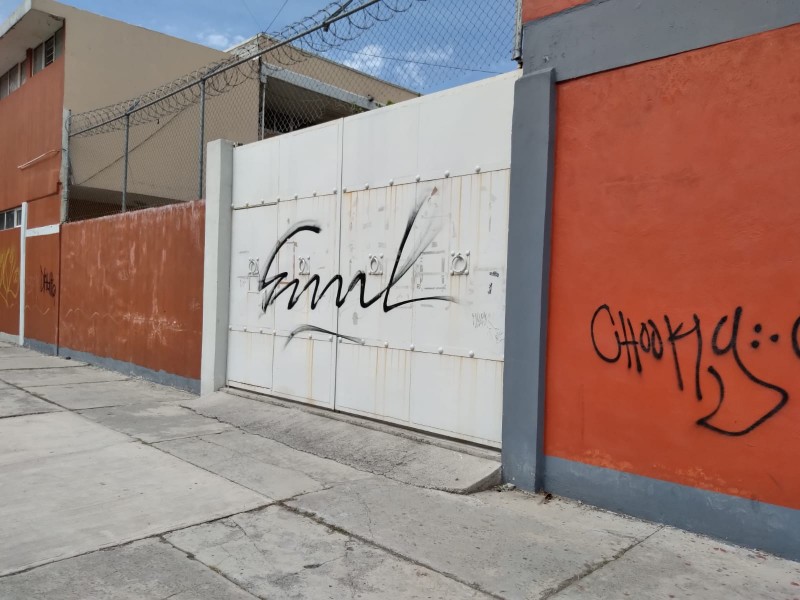 Vandalismo y grafitis en escuela de Unidad San Bartolo