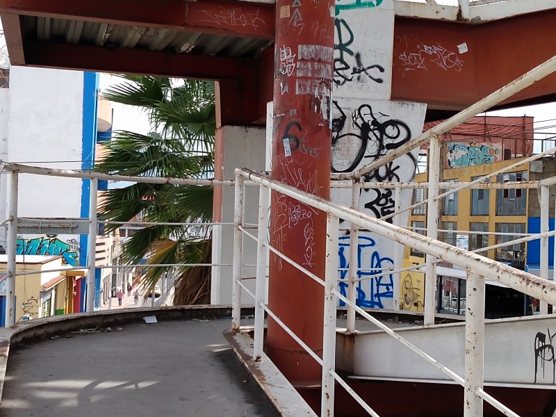 Vandalizado y olvidado puente peatonal de la loma