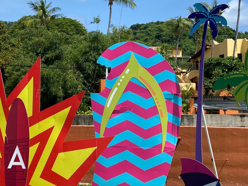 Vandalizan adornos alusivos al verano en Zihuatanejo