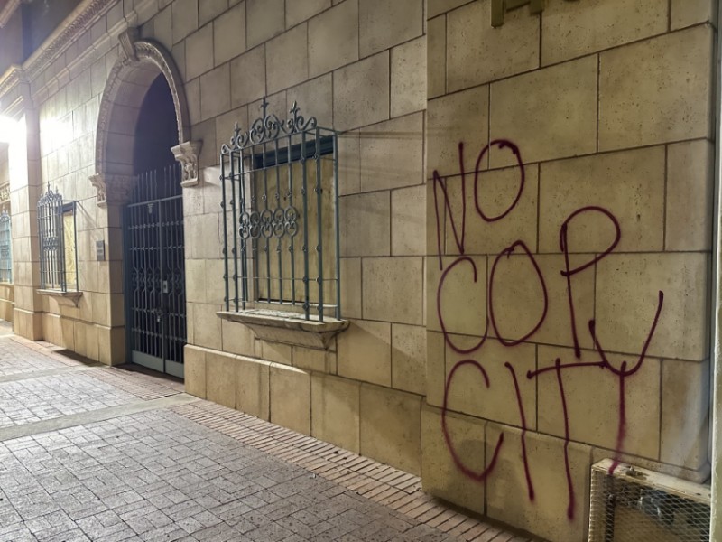 Vandalizan bancos en centro de Tucson