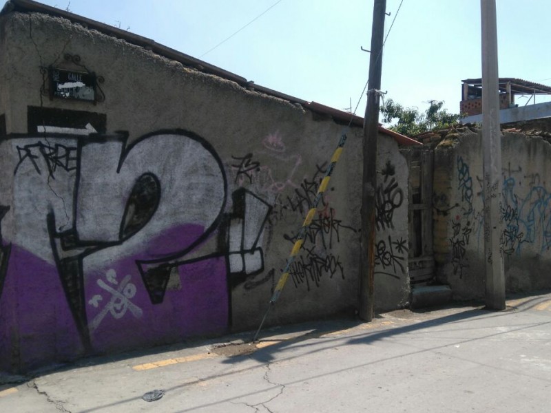 Vandalizan casas con Graffiti en Santa María Nativitas