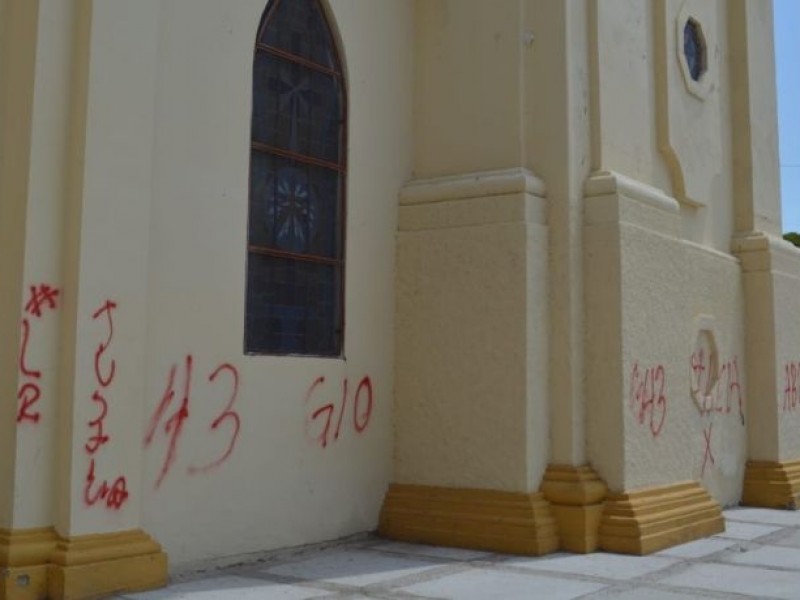 Vandalizan con píntas paredes de Catedral de Hermosillo