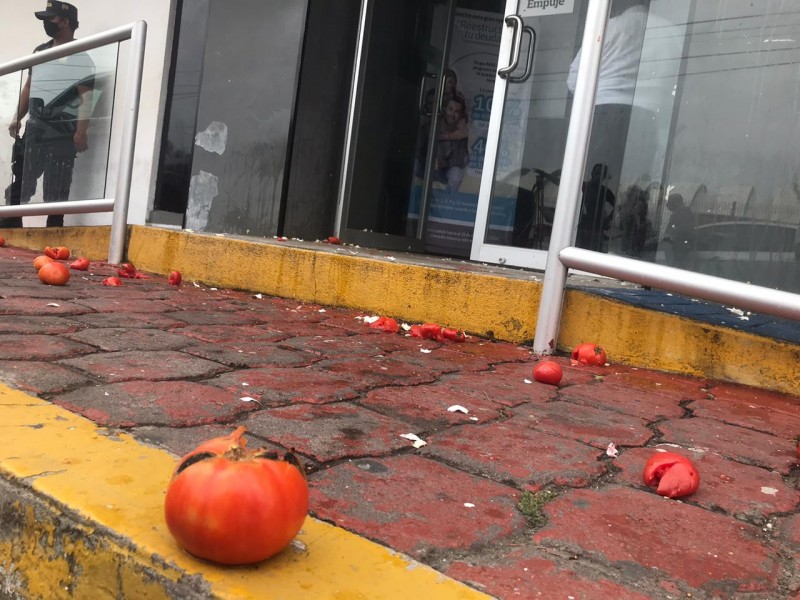 Vandalizan con tomates y huevos oficinas de Grupo Mas