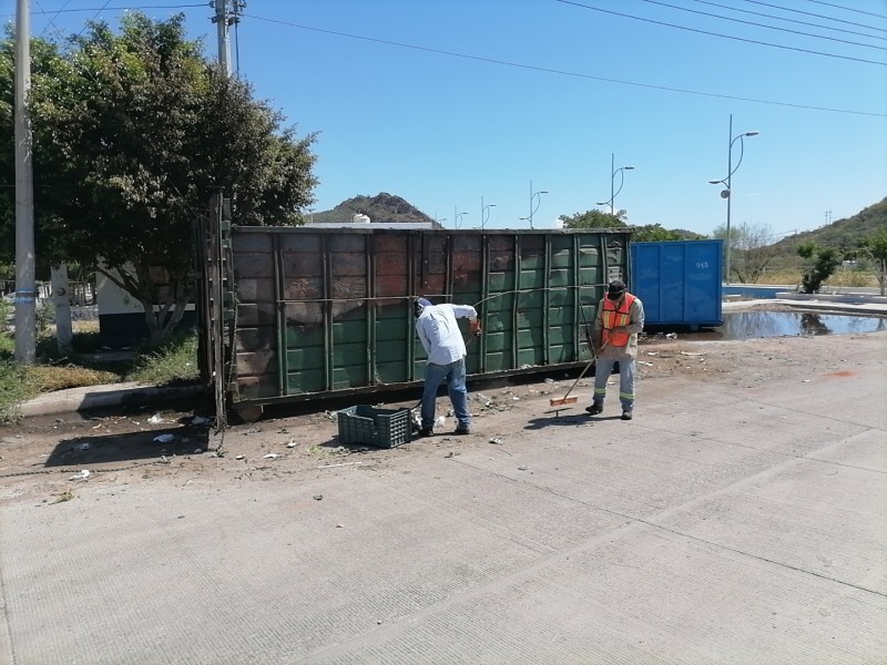 Vandalizan contenedor de basura en Guaymas