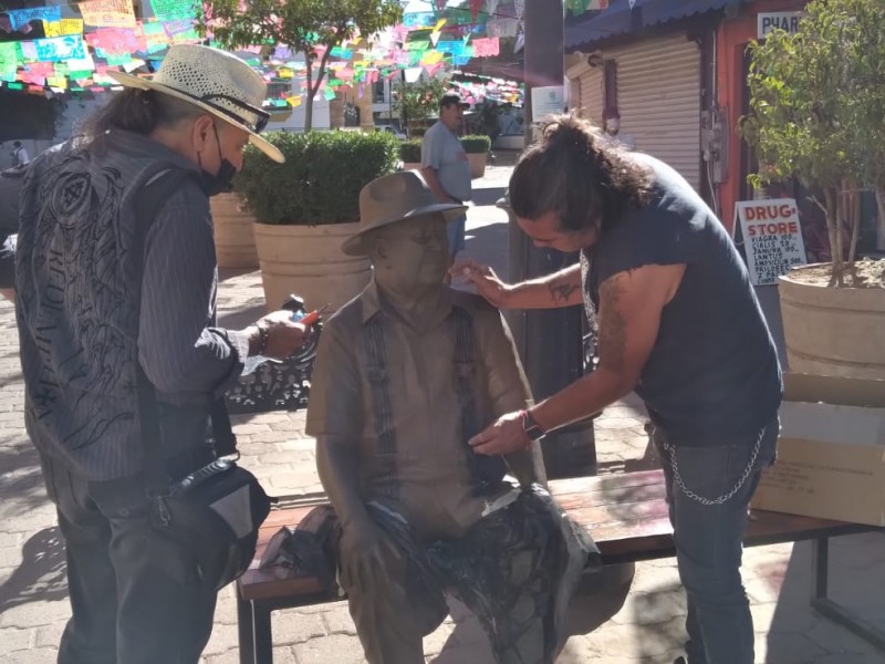 Vandalizan estatua de escritor Óscar Monroy Rivera