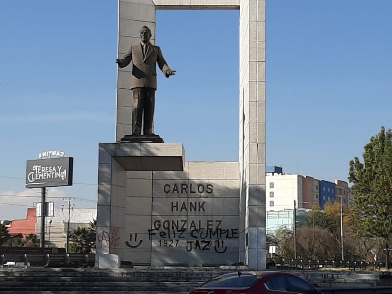 Vandalizan monumento a Carlos Hank en Toluca