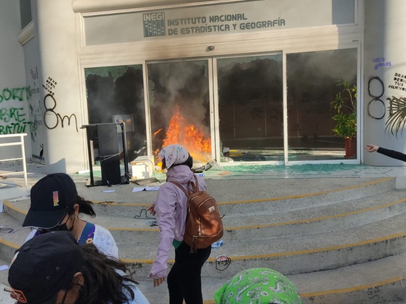 Vandalizan oficinas gubernamentales durante marcha en Oaxaca