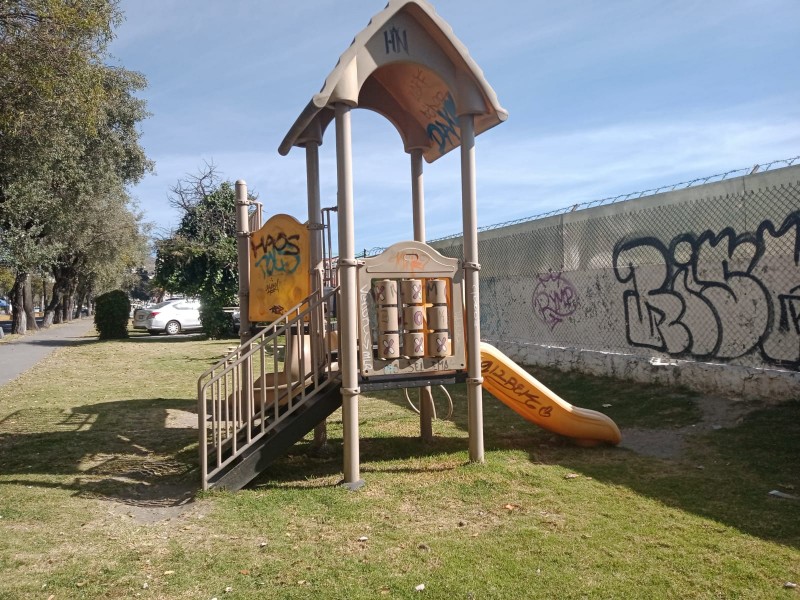 Vandalizan parque en Toluca