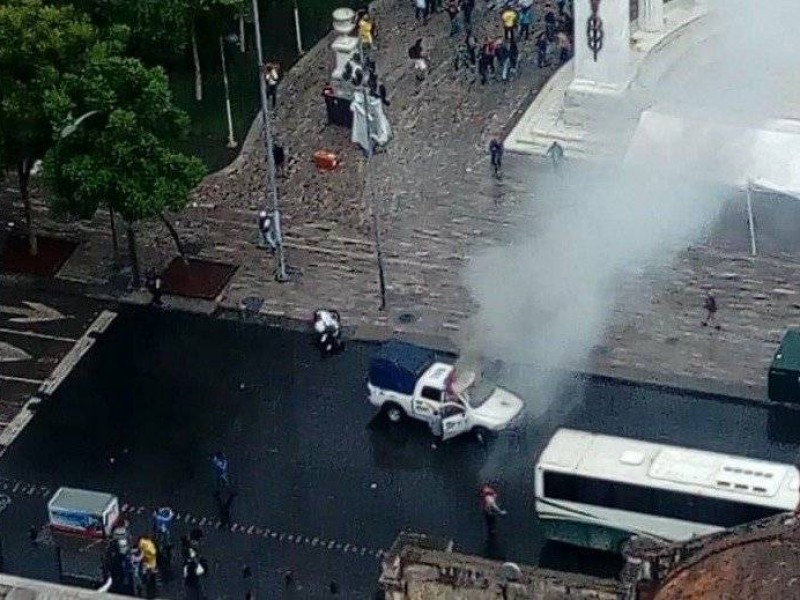 Vandalizan patrulla frente al Hemiciclo a Juárez