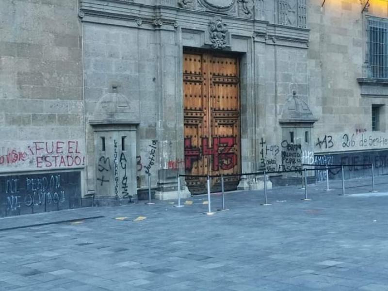 Vandalizan puerta de Palacio Nacional