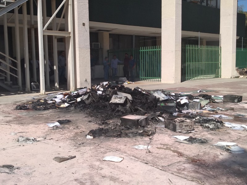 Vandalizan SE presuntos normalistas queman departamento jurídico
