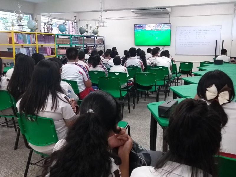 Varias escuelas de Tuxpan vieron el partido México-Suecia