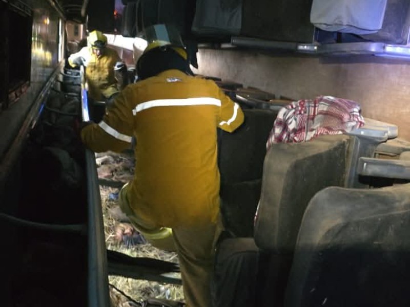 Varios muertos y heridos tras volcadura en la Morelia - Pátzcuaro