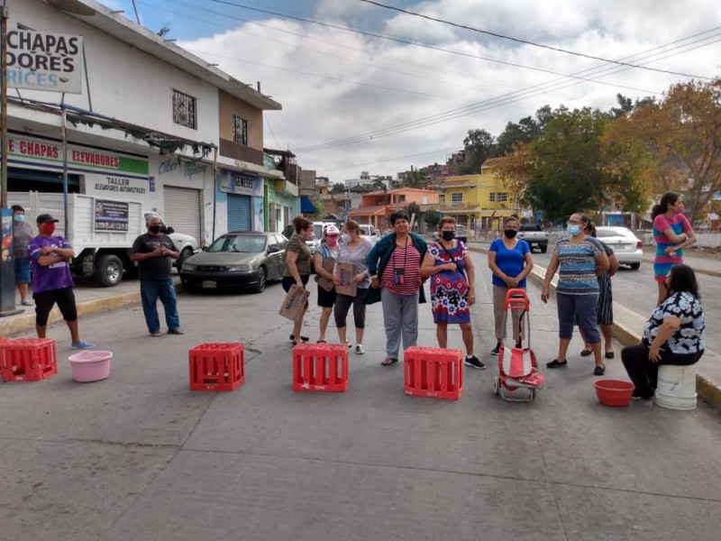 Vecinas bloquean avenida de la Juárez por olores pestilentes