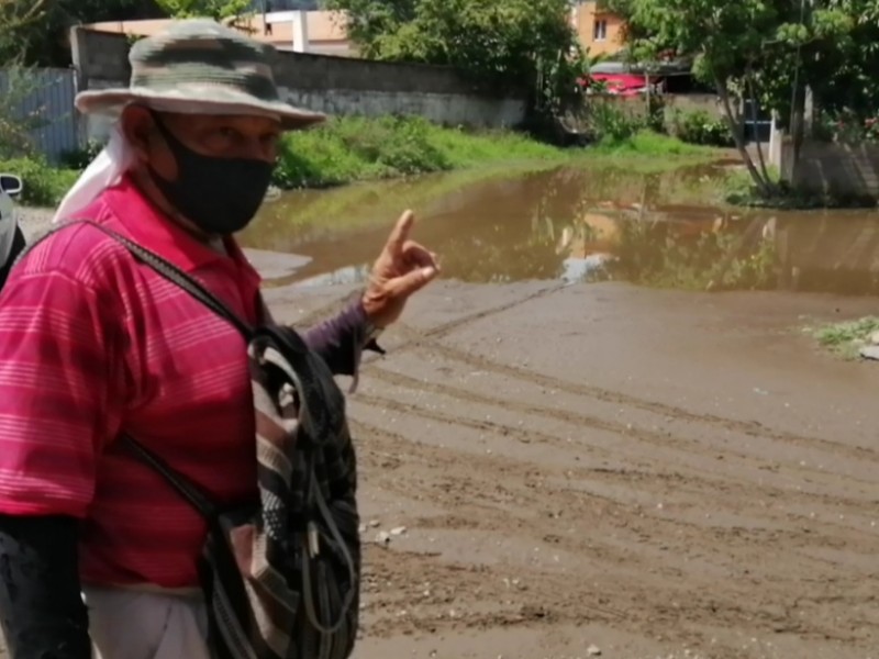 Vecino en la puerta urgen obra pluvial, se inundan