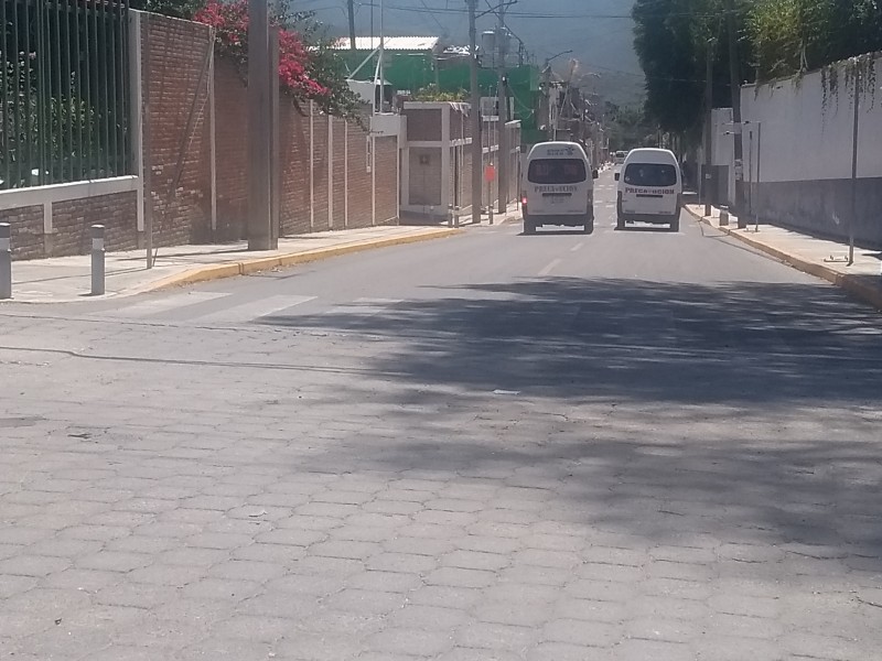 Vecino moroso pretende abrir calle pavimentada