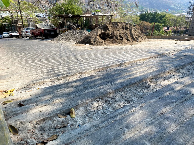 Vecinos abren zanja en calle de La Progreso