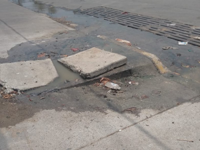 Vecinos afectados por fuga de aguas negras en Salina Cruz