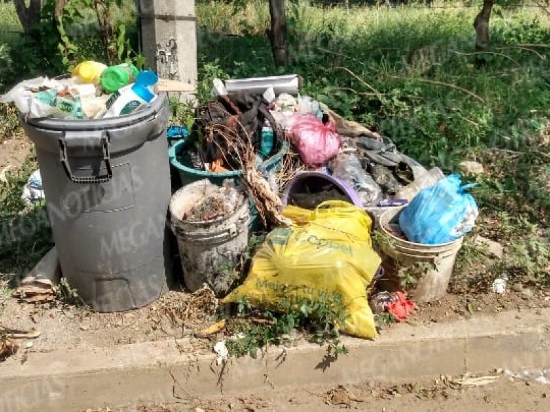 Vecinos afectados por la ausencia de unidades recolectoras de basura